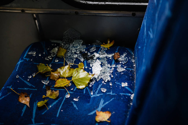 Дніпро, Україна № 17, 2022: автобус Троллі пошкоджений ракетною атакою. Смуги розбитого вікна на сидінні.. - Фото, зображення
