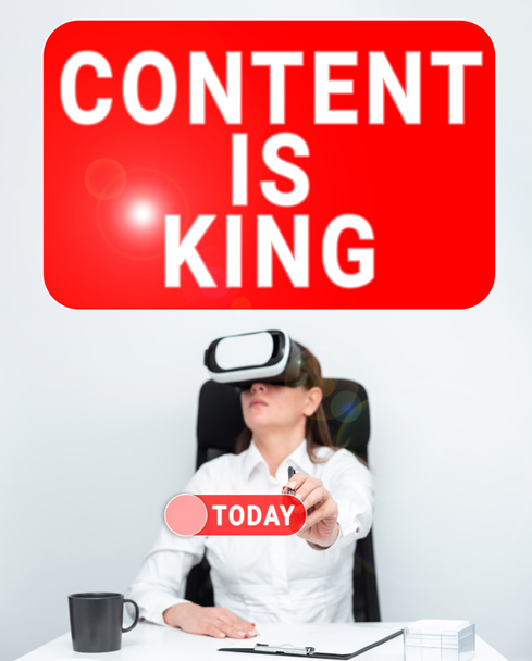 Inspiración mostrando signo El contenido es el rey, enfoque empresarial El contenido es el corazón de las estrategias de marketing actuales - Foto, Imagen