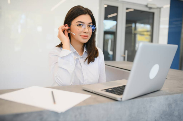 Young female receptionist working in office. - Foto, Bild