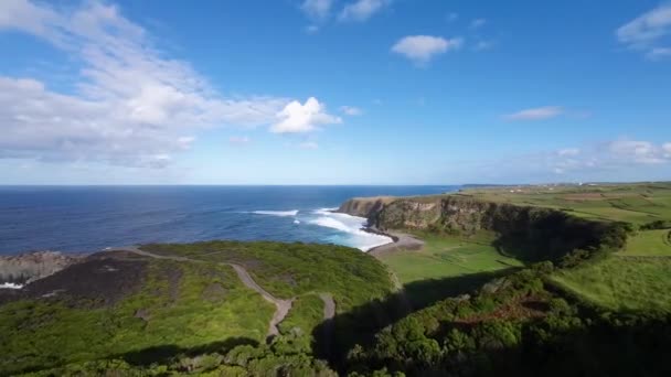 Vlucht over Rocky Coastline. Oceaan kust, golven verpletterende kliffen Azoren - Video