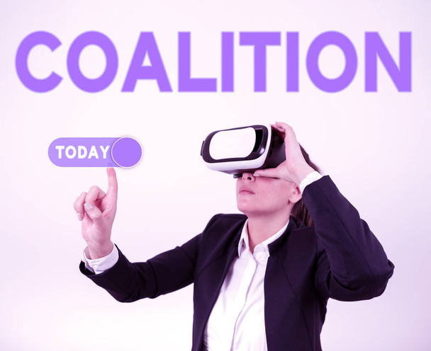 Текстовый знак, показывающий коалицию, бизнес-обзор временного союза отдельных партий, лиц или государств для совместных действий - Фото, изображение