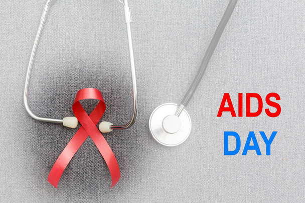 Cinta roja. Concepto para el Día Mundial del SIDA. fondo negro, espacio de copia. Día Mundial de Acción contra el Sida - Foto, imagen