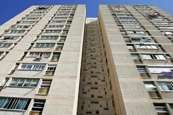 absztrakt öszefutó vonalak egy magas magas fizetésemelés lakás blokk - Fotó, kép