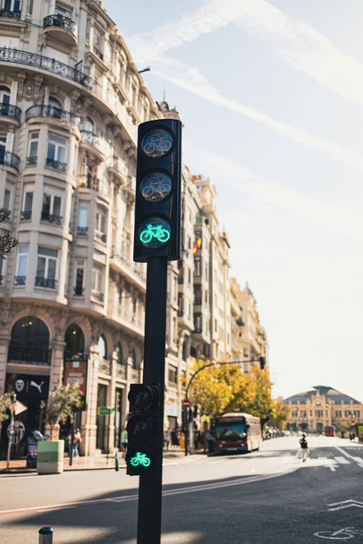 Detaylı çekim bisiklet trafik lambası ile yeşil renge döndü. Sürdürülebilir taşıma. Bisiklet trafik ışığı, yeşil ışık, yol bisikleti, serbest bisiklet alanı ya da bölge, bisiklet paylaşımı,  - Fotoğraf, Görsel