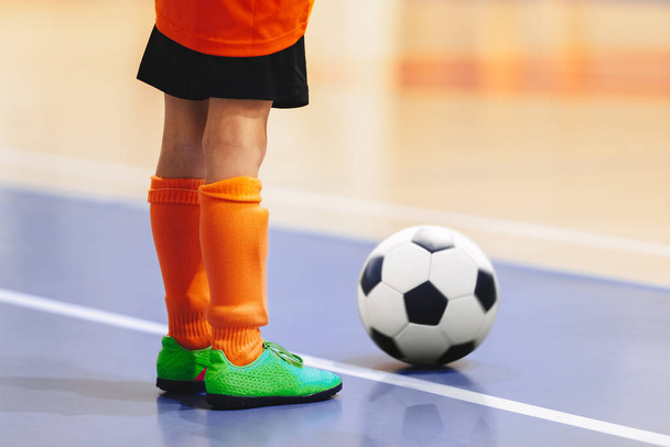 Ποδόσφαιρο futsal παίκτης με μπάλα. Futsal πάτωμα και οι παίκτες στην εκπαίδευση. Αθλητικό υπόβαθρο. Εσωτερική αίθουσα ποδοσφαίρου. Φούτσαλ πρωτάθλημα νέων. Εσωτερική μπάλα ποδοσφαίρου κλασικό - Φωτογραφία, εικόνα