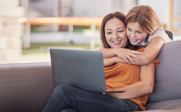 Τεχνολογία, κορίτσι και ευτυχισμένη μητέρα στα μέσα κοινωνικής δικτύωσης με εφαρμογή laptop, να παρακολουθήσετε αστεία ταινία ή ευτυχισμένη στο διαδίκτυο στον καναπέ στο σπίτι τους. Παιδί και μαμά streaming video internet με υπολογιστή στον καναπέ. - Φωτογραφία, εικόνα