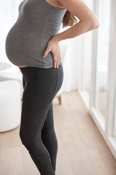 As expectativas são tão excitantes. uma mulher grávida em pé em sua casa - Foto, Imagem