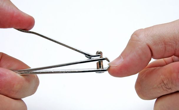 Primer plano de la persona cortando las uñas de los dedos con cortadoras de metal
. - Foto, imagen