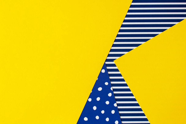 メンフィスの幾何学様式におけるファッション・ペーパーのテクスチャ背景。黄色、青、白、縞模様、水玉模様。トップビュー、フラットレイアウト. - 写真・画像