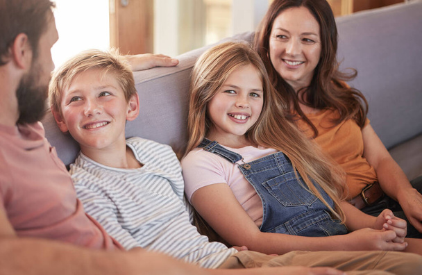 Entspannen Sie sich, glücklich und lächeln Sie mit der Familie auf dem Sofa für qualitativ hochwertige Zeit, Bindung und liebevolle zusammen. Wochenende, Ruhe und Glück mit Eltern und Kindern im heimischen Wohnzimmer für Pflege, Freude und Zufriedenheit. - Foto, Bild