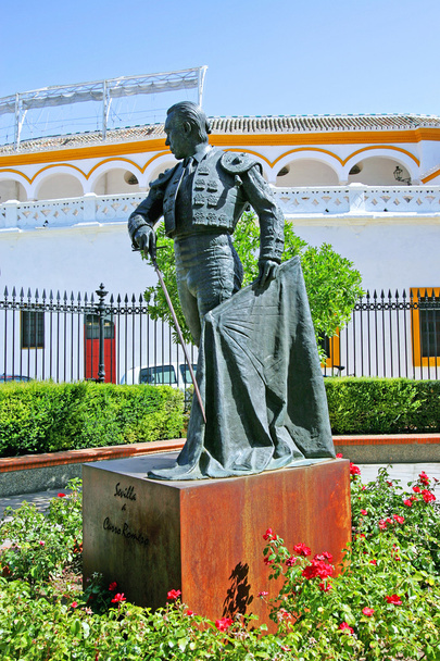 Estatua de torero frente a la plaza de toros de Sevilla España
 - Foto, imagen