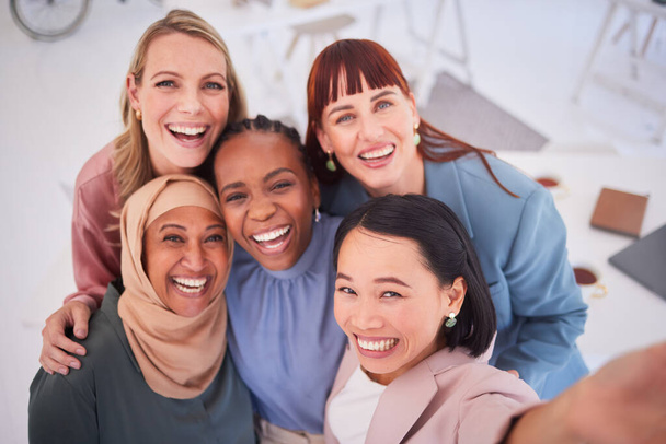 Negocios, amigos y selfies de oficina con mujeres de negocios felices emocionadas, inclusivas y relajadas juntas. Diversidad, rostro y equipo de empresarias empoderadas sonríen en apoyo de la colaboración. - Foto, imagen
