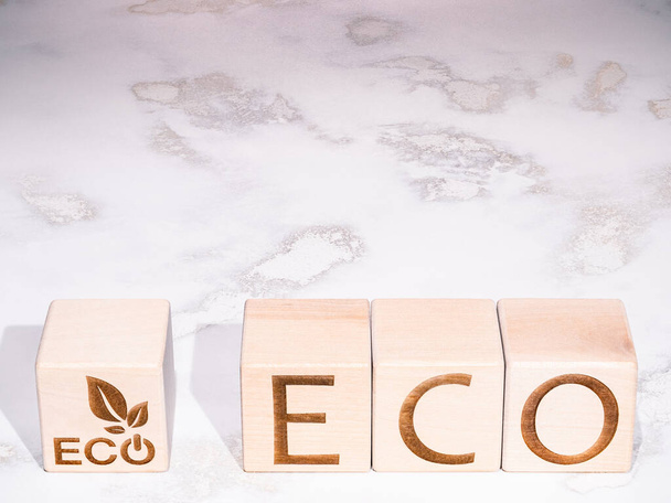 ECO testo sui cubi di legno come concetto di business ecologico - Foto, immagini