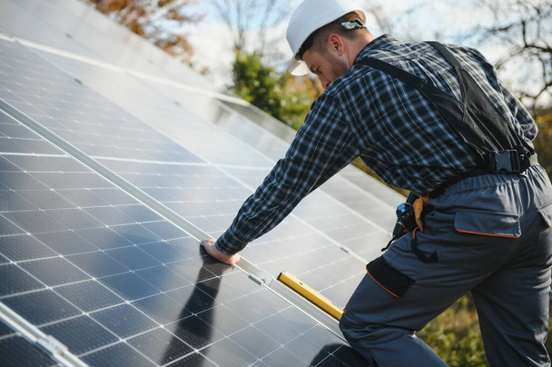 Worker installing solar panels outdoors. - Foto, Imagem