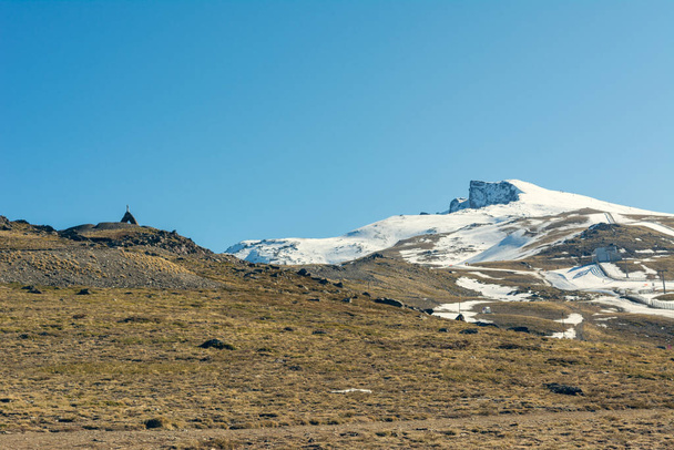 Montagne enneigée. Veleta pic dans la Sierra Nevada. - Photo, image