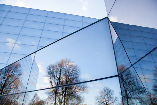 üveg homlokzat modern irodaház és a fák tükörképe - Fotó, kép