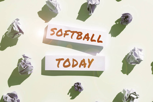 Text, der Inspiration Softball zeigt, Konzept, das eine Sportart ähnlich Baseball mit Ball und Schläger meint - Foto, Bild