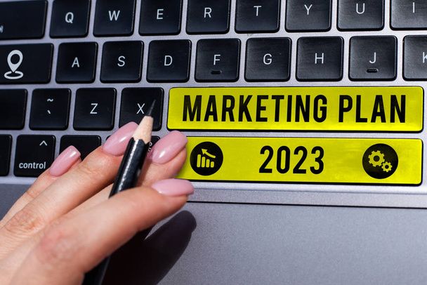 Znak tekstowy przedstawiający Plan marketingowy 2023, Koncepcja oznacza harmonogram określający sposób sprzedaży marki w przyszłym roku - Zdjęcie, obraz