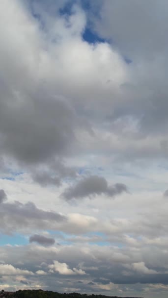 イギリス上空での劇的な雲の動き、ドローンのカメラの高角度映像 - 映像、動画