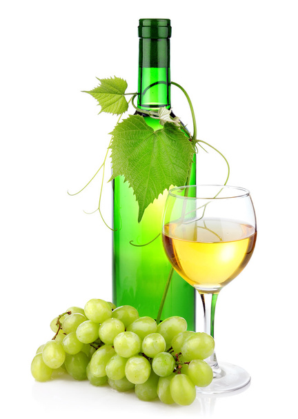 fles wijn met glas en druiven tak geïsoleerd - Foto, afbeelding