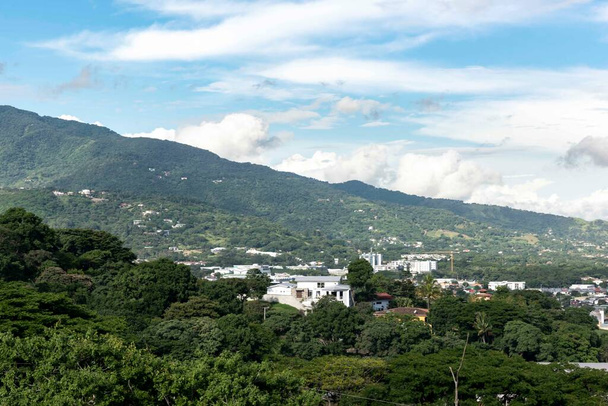 Эсказ, Сан Хосе, Коста-Рика. 8 августа 2021 года: Фасад и архитектура города с голубым небом. - Фото, изображение
