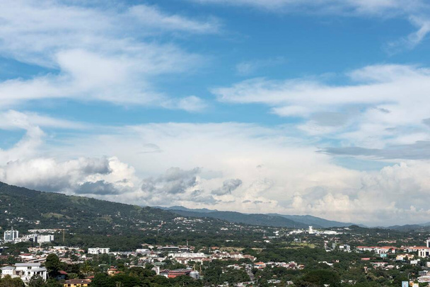 Escaz, San Jose, Kostaryka. 8 sierpnia 2021: Fasada i architektura miasta z błękitnym niebem. - Zdjęcie, obraz