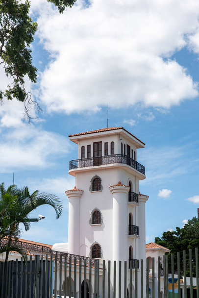 San Jose, Kostaryka. 8 sierpnia 2021: Architektura i elewacja białego domu z błękitnym niebem. - Zdjęcie, obraz