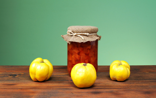 Marmellata di mele cotogne fresca in un vaso e un bicchiere
 - Foto, immagini