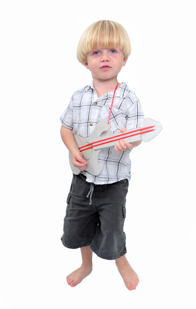 νεαρό αγόρι κιθάρα χαρτόνι με λευκό φόντο - Φωτογραφία, εικόνα