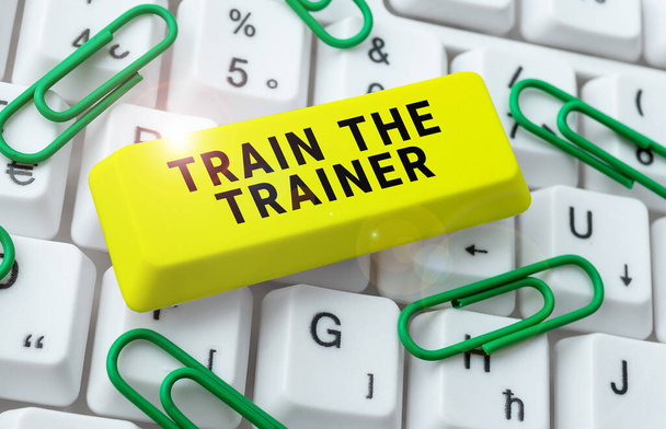 Texto que muestra inspiración Train The Trainer, escaparate de negocios identificado para enseñar mentor o entrenar a otros a asistir a clase - Foto, imagen
