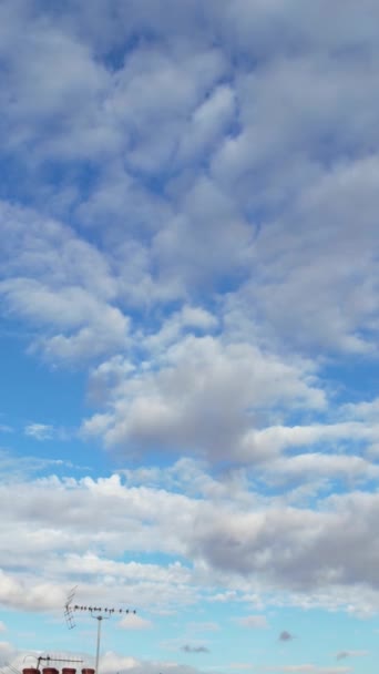 Bewegende Dramatische Wolken over Engeland, Drone 's Camera Hoge Hoek Beeld - Video
