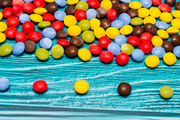 Dolci caramelle colorate con cioccolato - Foto, immagini