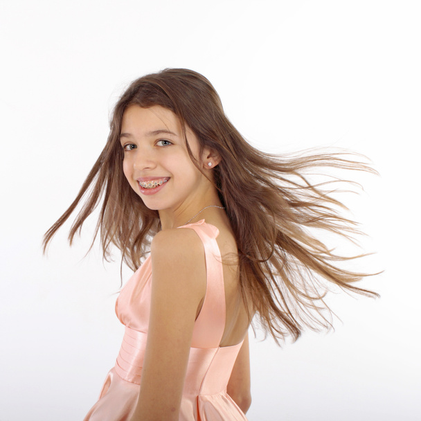 mooi jong tiener meisje met beugels op tanden in wit - Foto, afbeelding