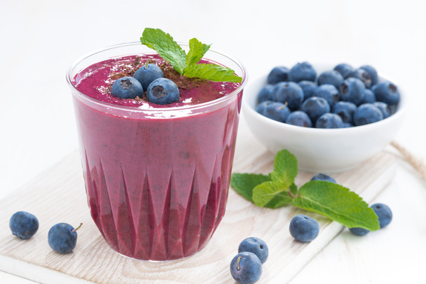 blueberry milkshake with mint and chocolate, close-up - Foto, afbeelding