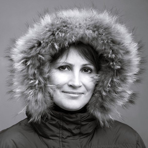 Retrato de mujer en capucha de piel
 - Foto, Imagen