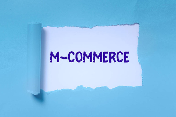 Znak tekstowy pokazujący M Commerce, Internet Concept transakcji handlowych realizowanych drogą elektroniczną przez telefon komórkowy - Zdjęcie, obraz