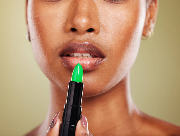 Μαύρη γυναίκα, κραγιόν και μακιγιάζ στόματος, καλλυντικά και μεγέθυνση των χειλιών, περιποίηση δέρματος και ομορφιά στο φόντο του στούντιο. Διαφήμιση, δέρμα ή θηλυκό μοντέλο με lip gloss, καλλυντικά μακιγιάζ και το προϊόν χρώμα. - Φωτογραφία, εικόνα