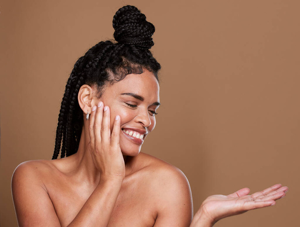 Schönheit, Hautpflege und schwarze Frau freuen sich über Gesichtswellness, kosmetische Gesundheit und Hände, Frau Modell mit Glück der Kosmetik, Haarpflege und dunkler Haut Luxusdermatologie Produktplatzierung. - Foto, Bild