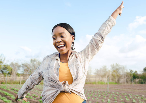 幸せな黒人女性、農家や農業業界で成功、収穫や目標のための肖像画でお祝いします。幸せと農業の土地で女性、農業やお祝いの屋外、笑顔と田舎の農場. - 写真・画像