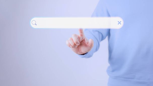 Der Mensch drückt mit der Hand auf die Schaltfläche Informationssuche auf dem Computer-Touchscreen. Technik, Suchsystem und Internetkonzept, Kopierraum. - Foto, Bild
