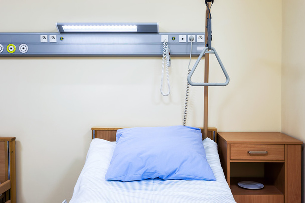 Κρεβάτι σε μοντέρνα νοσοκομείο - Φωτογραφία, εικόνα