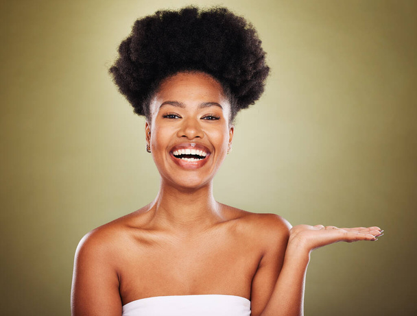 Musta nainen, ihonhoito ja tuote mockup malli kosmetiikka kauneus, luonnollinen ihon hehku ja onnellinen hymy. Kasvojen hyvinvointi, kylpylähoito ja tuotesijoittelu markkinointiin, mainontaan tai myynninedistämiseen. - Valokuva, kuva