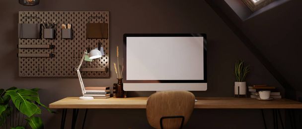 Nowoczesna przestrzeń robocza ciemnego domu w pokoju na poddaszu wystrój wnętrz z komputerową makietą PC, światło z lampy stołowej i akcesoria na drewnianym stole, pegboard na czarnej ścianie. 3d renderowanie, ilustracja 3d - Zdjęcie, obraz