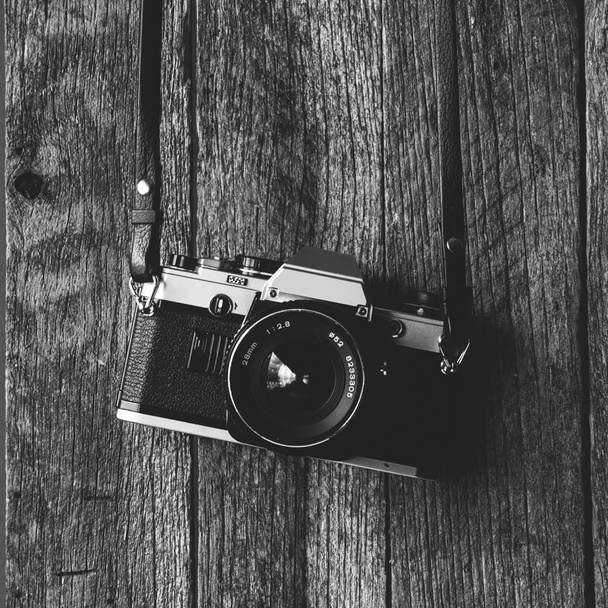 Vintage-Kamera auf altem Holz-Hintergrund - Foto, Bild