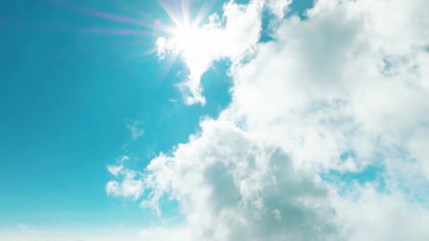 Vista aérea do céu azul com nuvens e sol brilhandopaisagem nublada, céu, luz solar,  - Filmagem, Vídeo