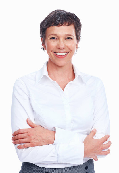 Anspruchsvolle weibliche Führungskräfte lächeln. Anspruchsvolle reife weibliche Führungskraft lächelt über weißem Hintergrund - Foto, Bild