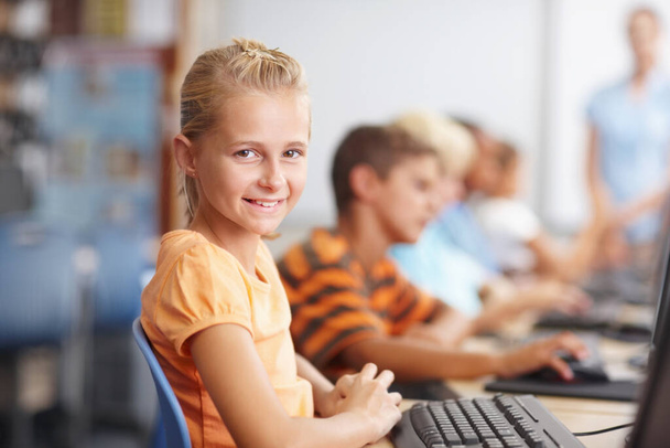 Lubi zajęcia komputerowe. Portret grupy młodych dzieci ciężko pracujących na zajęciach komputerowych - Zdjęcie, obraz