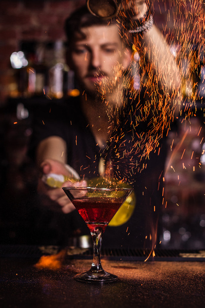Bartender is making cocktail - Φωτογραφία, εικόνα