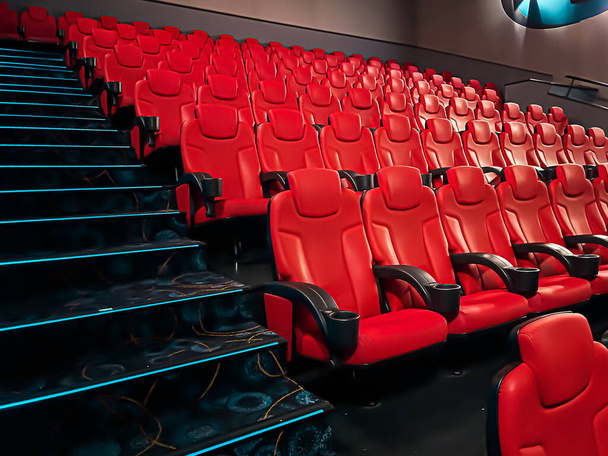 Cinéma et divertissement, sièges vides de cinéma rouge pour le service de streaming d'émissions de télévision et l'image de marque de production de l'industrie cinématographique - Photo, image
