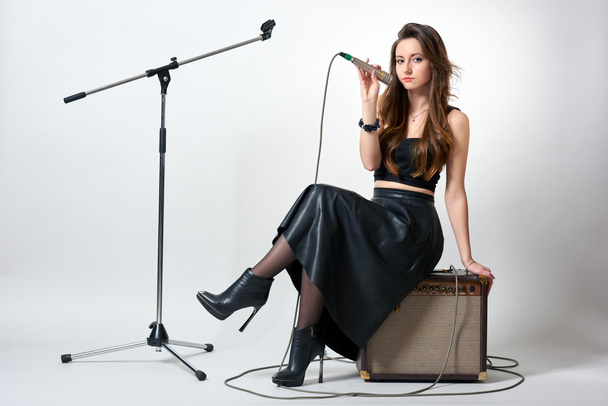 Jeune femme avec microphone
 - Photo, image